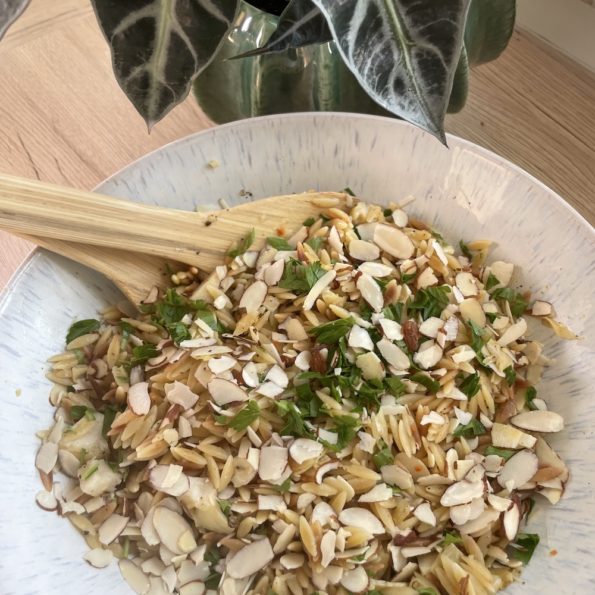 Orzo Salat mit Artischocke und Zitrone sowie Mandelraspel und Petersilie