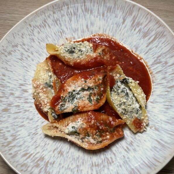 Muschelnudeln mit einer veganen Spinatfüllung auf Tomatensauce im Ofen