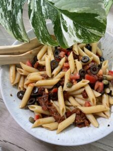 Italienischer Nudelsalat mit Oliven, Tomaten und Kapern.