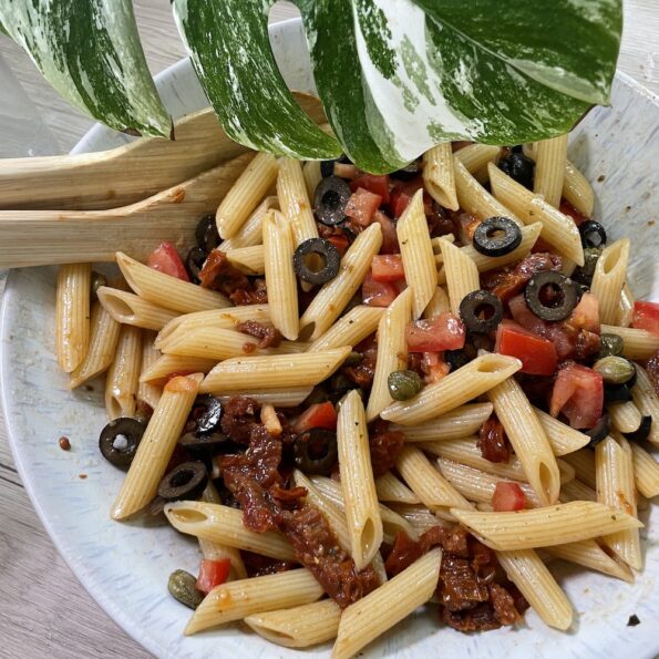 Italienischer Nudelsalat mit Oliven, Tomaten und Kapern.