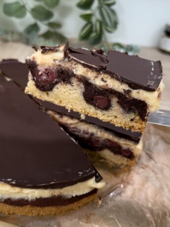 Leckere Donauwelle mit Marmorboden Kirschen, leckerer Pudding-Creme und knackiger Schokoschicht