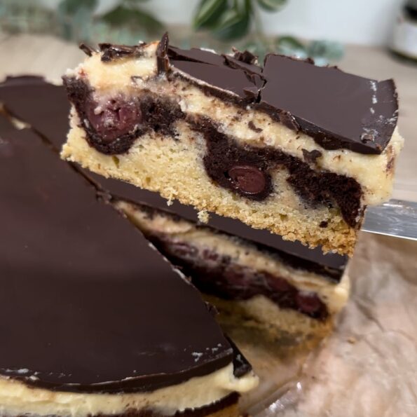 Leckere Donauwelle mit Marmorboden Kirschen, leckerer Pudding-Creme und knackiger Schokoschicht