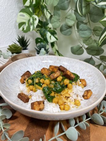 Cremiges Kichererbsencurry mit Spinat und Tofu