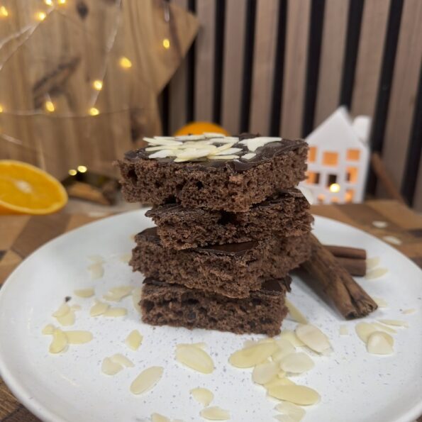 veganer lebkuchen auf einem teller vor einem weihnachtlichen Hintergrund