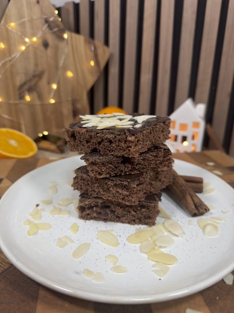 veganer lebkuchen auf einem teller vor einem weihnachtlichen Hintergrund