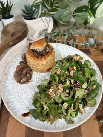 Pilzragout Pastete mit frischem Ackersalat