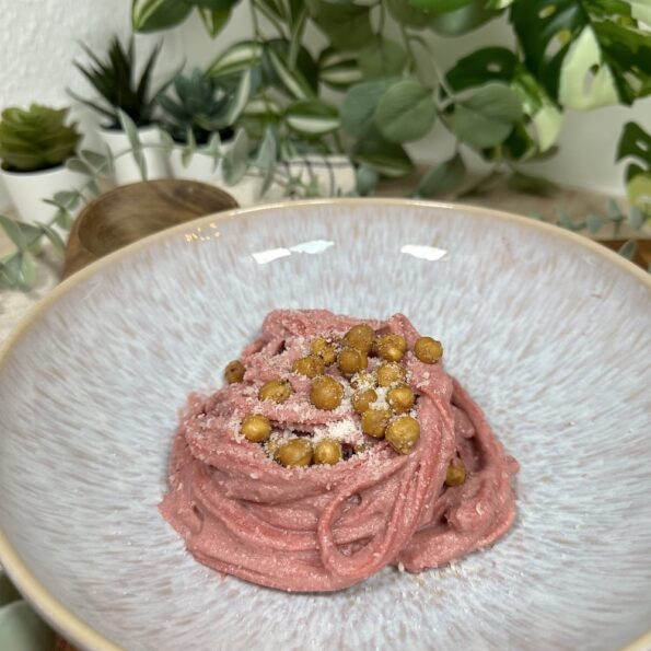 Cremige Rote Bete Pasta mit Kichererbsen Topping