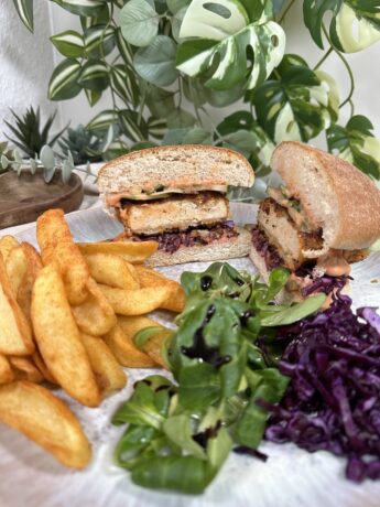 Tofu-Buger in Knusperpanade mit Pommes und Salaten