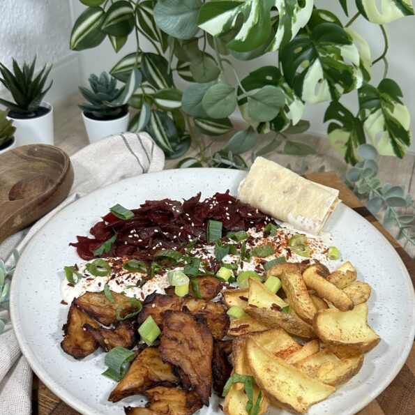 Gebratene Rote Beete auf einem Teller mit Pommes, Tofu-Dip und Soja Chunks