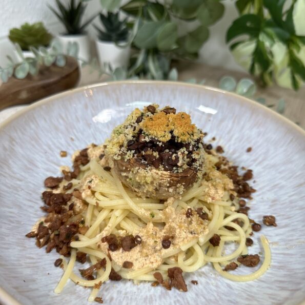 Gefüllter Champignon mit Soja-Schnetzel, Linsen und Nüssen auf Spaghetti mit weißer Soße