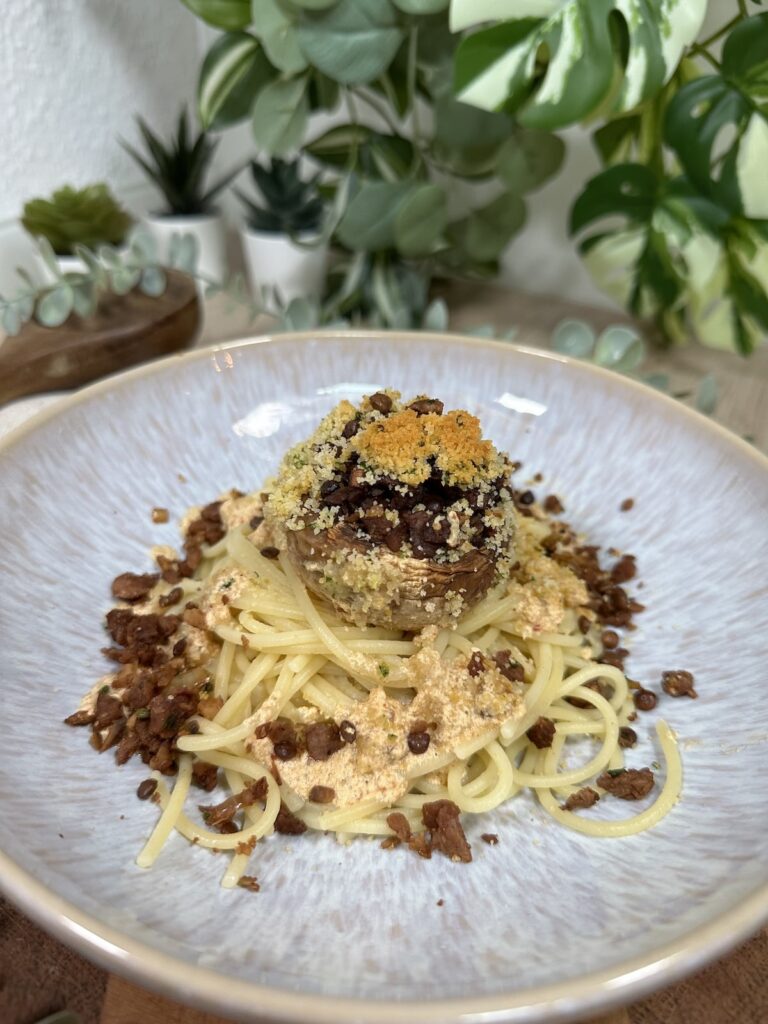 Gefüllter Champignon mit Soja-Schnetzel, Linsen und Nüssen auf Spaghetti mit weißer Soße