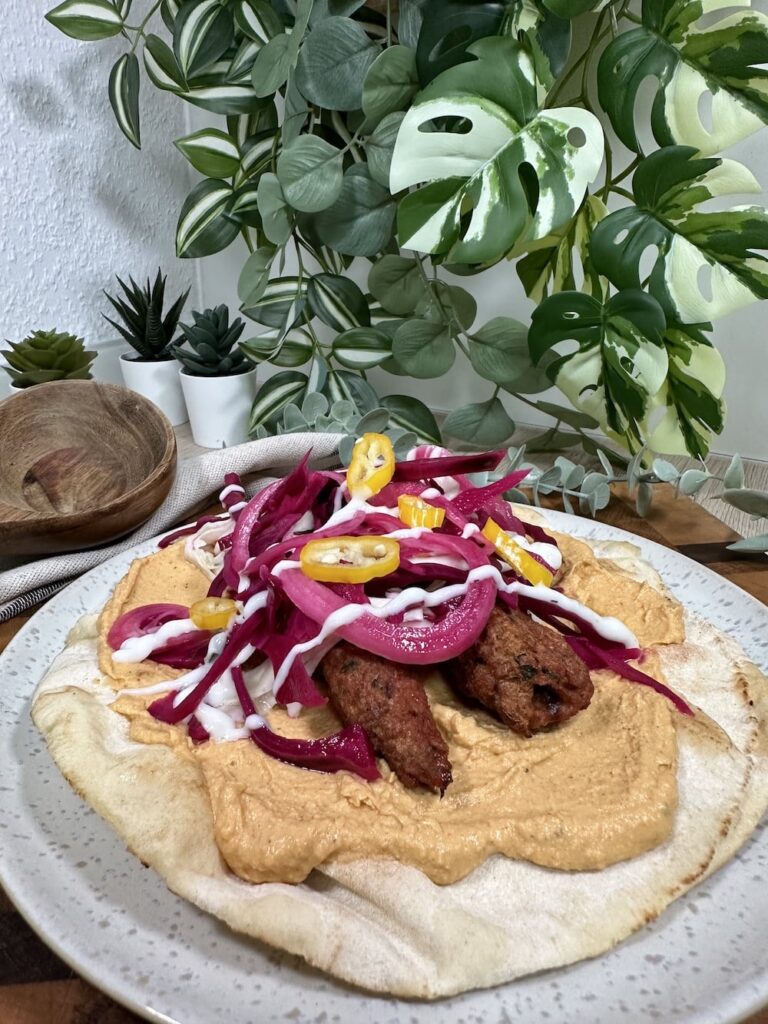 Vegane Hackfleischspieße auf Flatbread mit Hummus und Pickles