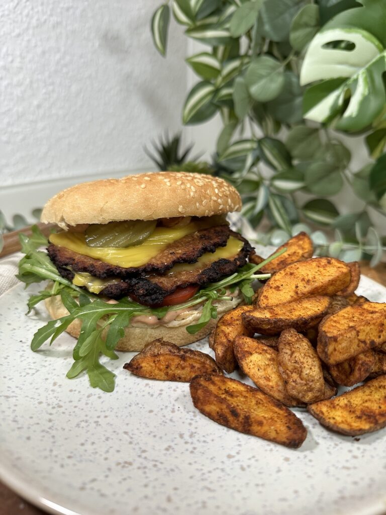 Doppelburger mit veganem Käse und Pommes