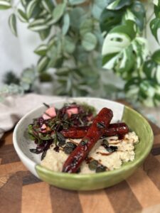 Glasierte Möhren mit Kartoffelstampf und Rotkohl-Apfel-Salat